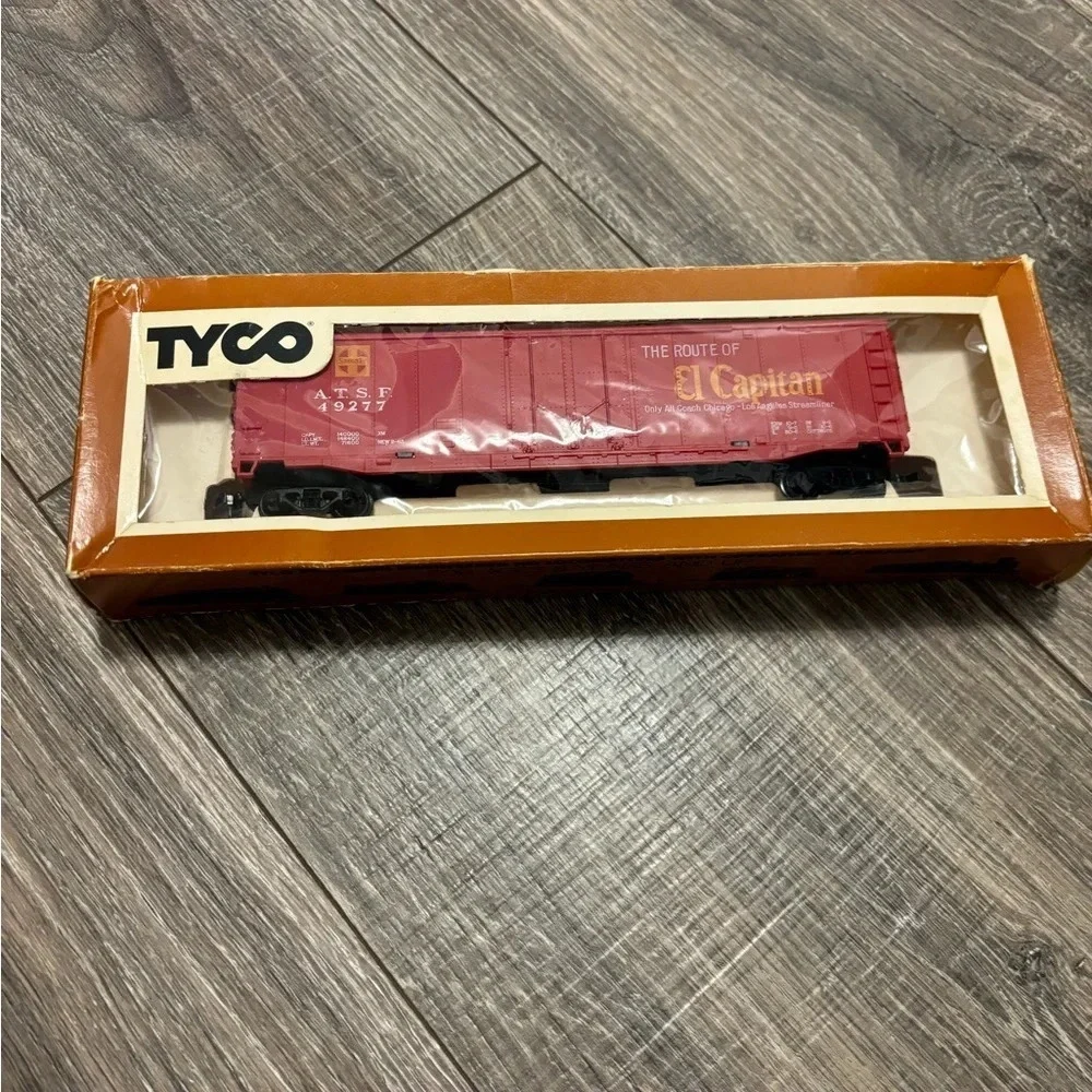 TYCO A.T & S.F. 50' Plug Door The Route of El Capitan Box Car WITH BOX HO Scale